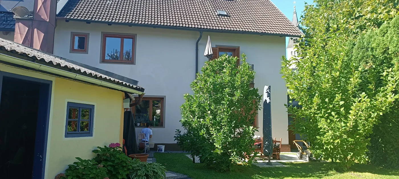 Modern facade with colour accents on windows and plinth (2) – A&G Premium Service, Salzburg
