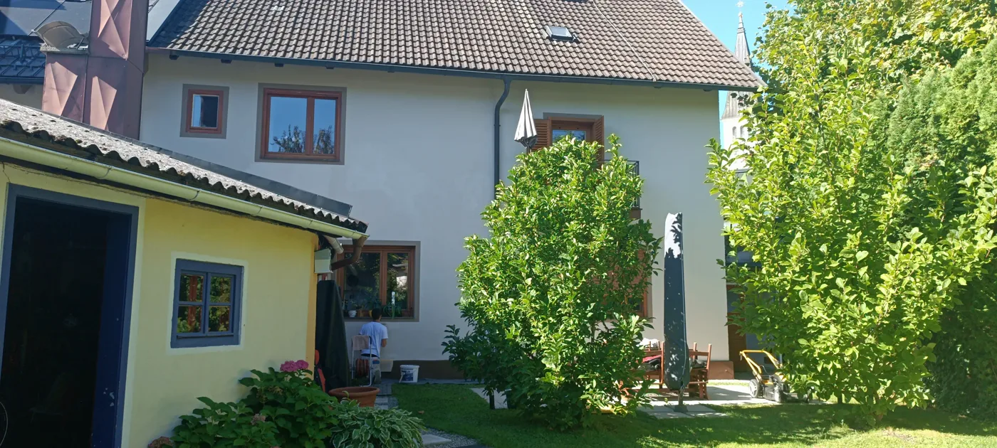 Modern facade with colour accents on windows and plinth (3) – A&G Premium Service, Salzburg