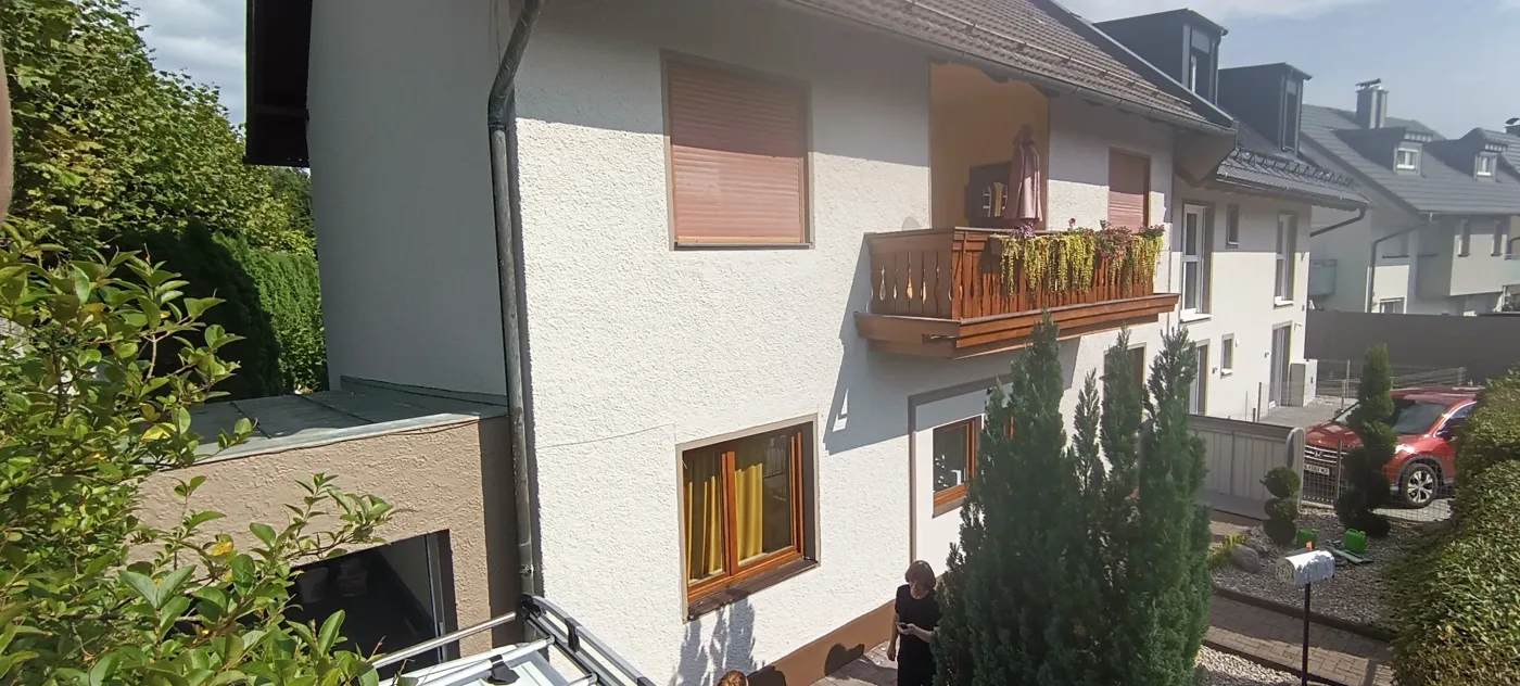 Modern facade with colour accents on windows and plinth (4) – A&G Premium Service, Salzburg