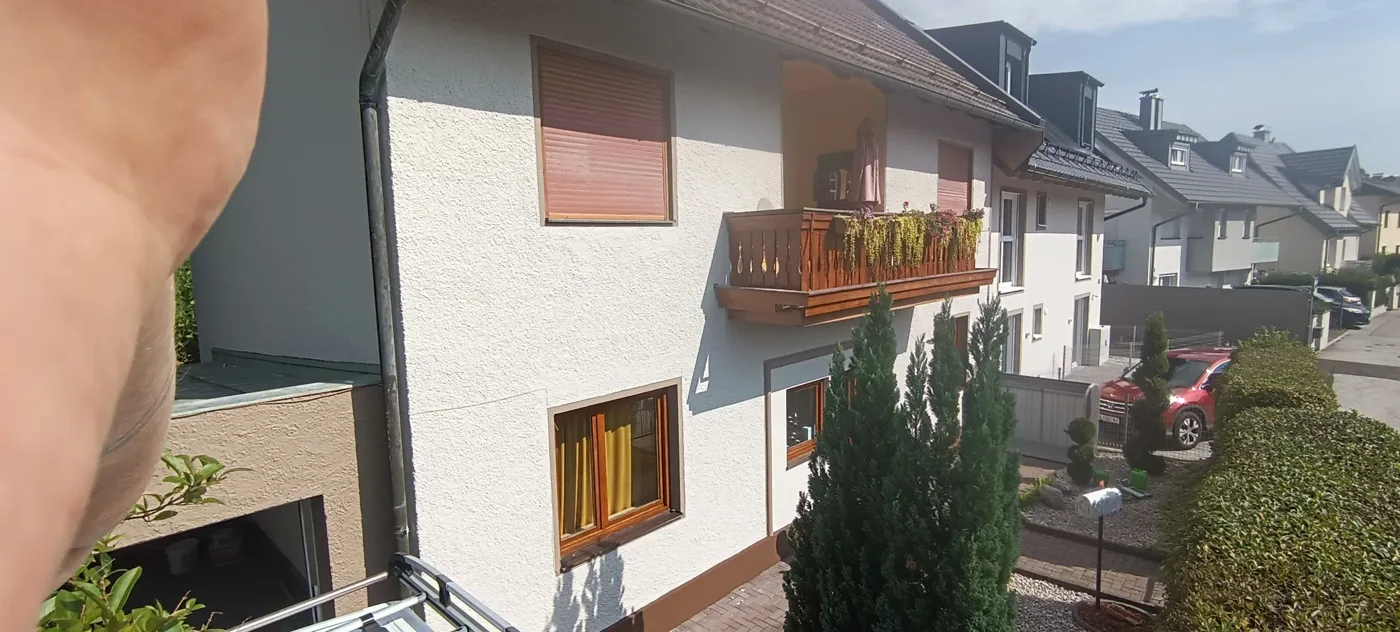 Modern facade with colour accents on windows and plinth (5) – A&G Premium Service, Salzburg