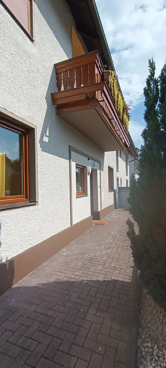 Modern facade with colour accents on windows and plinth (6) – A&G Premium Service, Salzburg