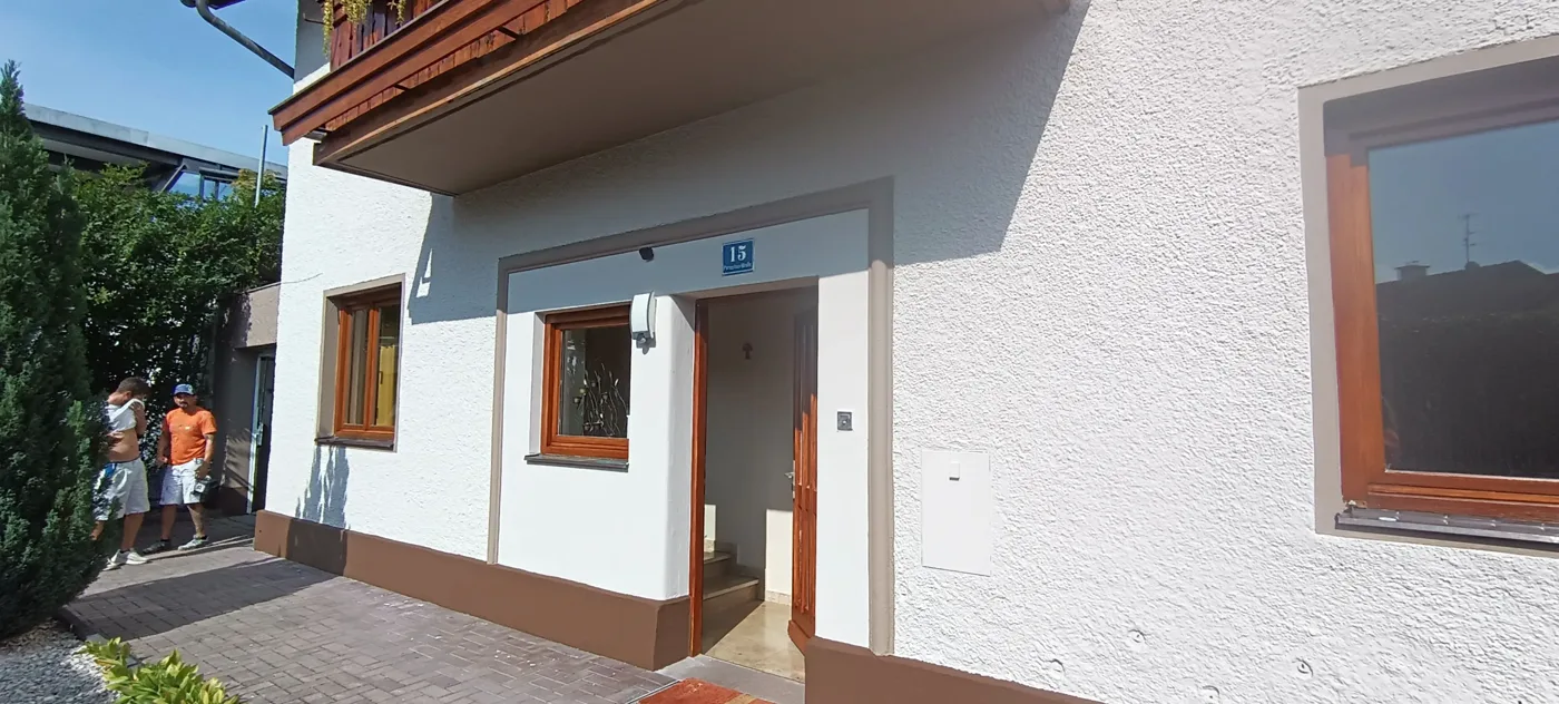 Modern facade with colour accents on windows and plinth (8) – A&G Premium Service, Salzburg