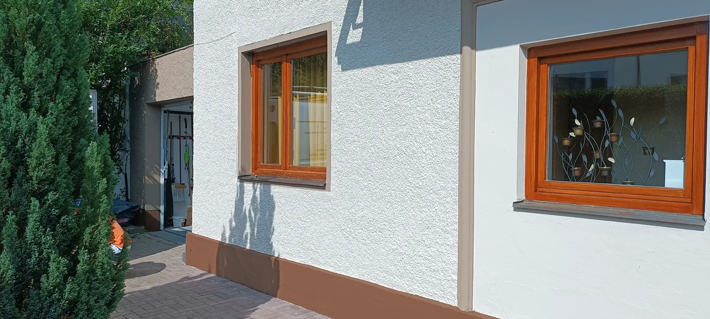 Modern facade with colour accents on windows and plinth (9) – A&G Premium Service, Salzburg