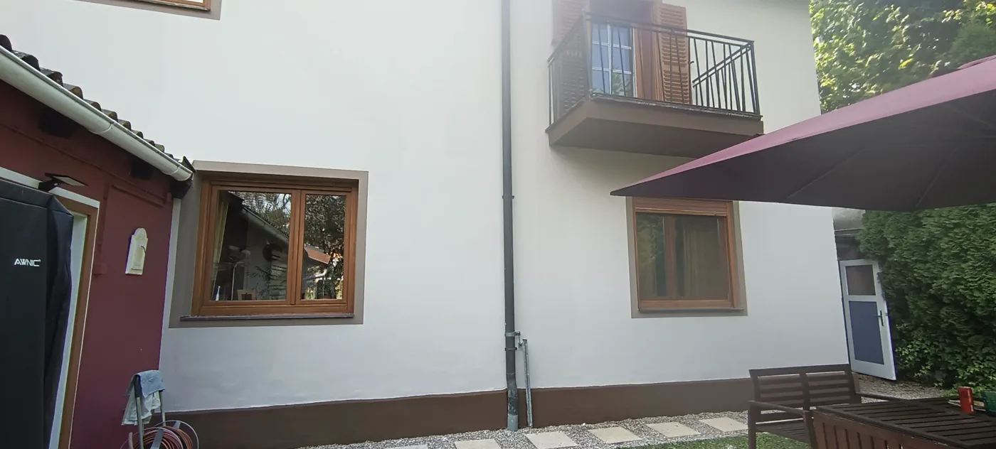 Modern facade with colour accents on windows and plinth (10) – A&G Premium Service, Salzburg