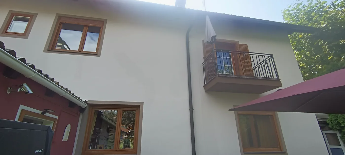 Modern facade with colour accents on windows and plinth (13) – A&G Premium Service, Salzburg