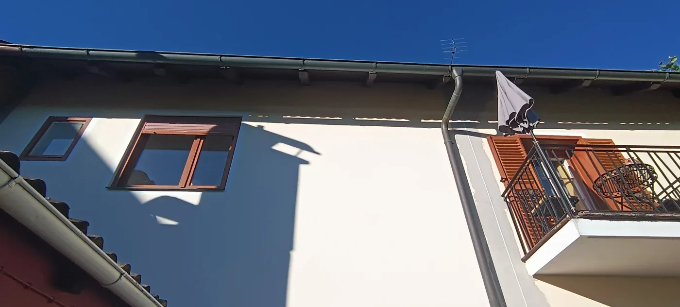 Modern facade with colour accents on windows and plinth (23) – A&G Premium Service, Salzburg
