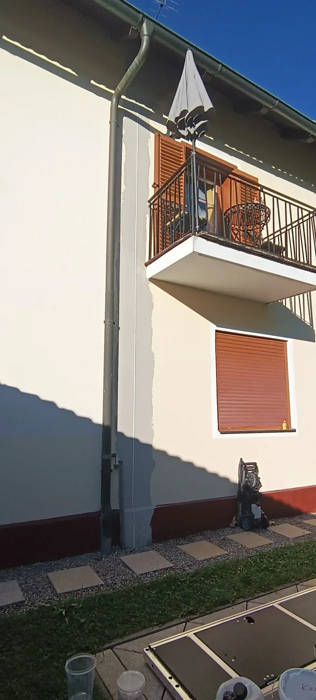 Modern facade with colour accents on windows and plinth (24) – A&G Premium Service, Salzburg