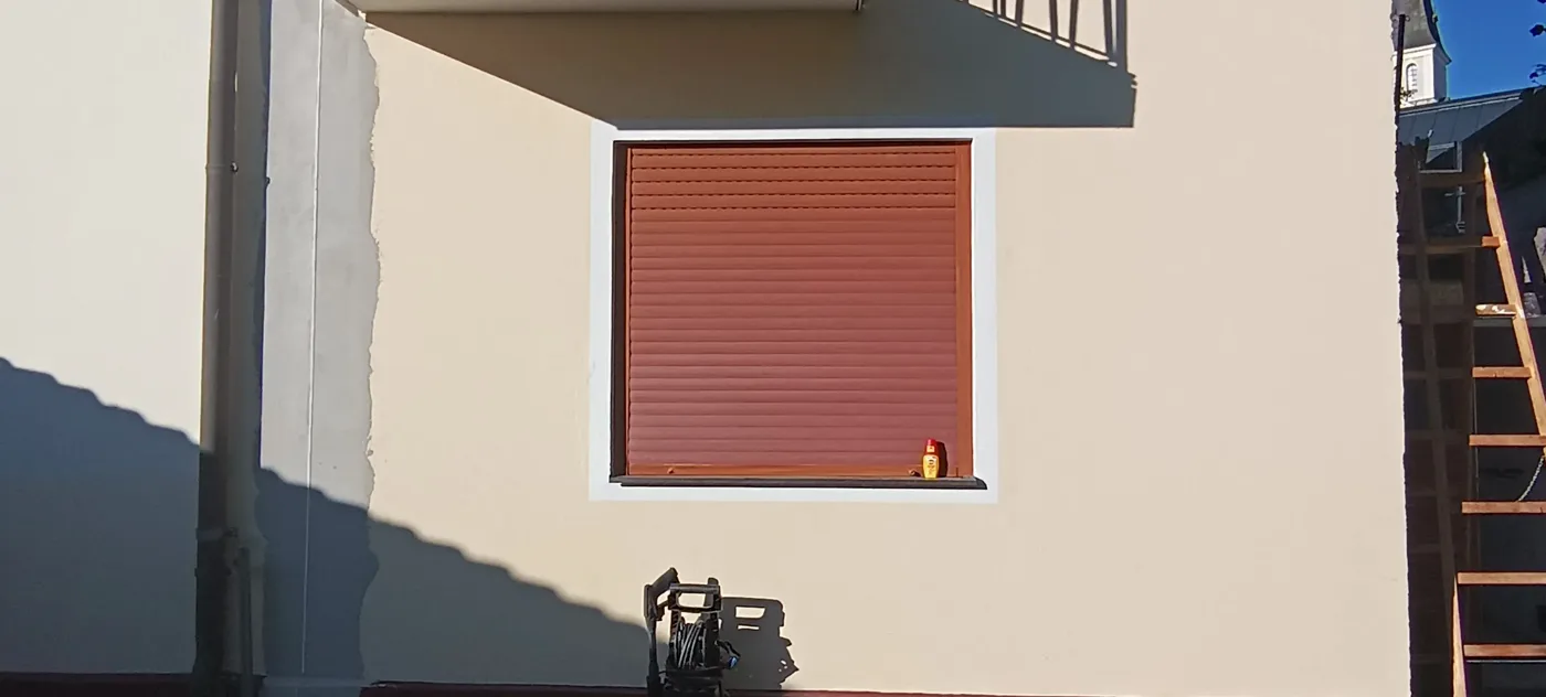 Modern facade with colour accents on windows and plinth (26) – A&G Premium Service, Salzburg