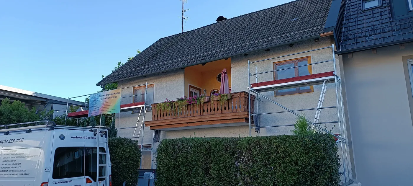 Modern facade with colour accents on windows and plinth (31) – A&G Premium Service, Salzburg