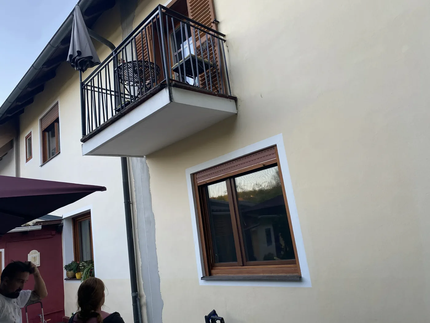 Modern facade with colour accents on windows and plinth (33) – A&G Premium Service, Salzburg