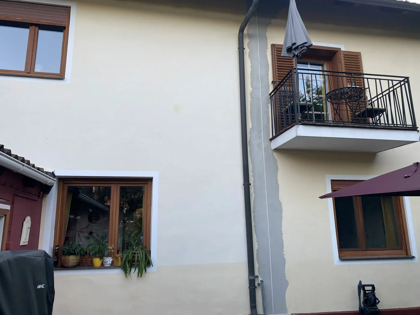 Modern facade with colour accents on windows and plinth (34) – A&G Premium Service, Salzburg